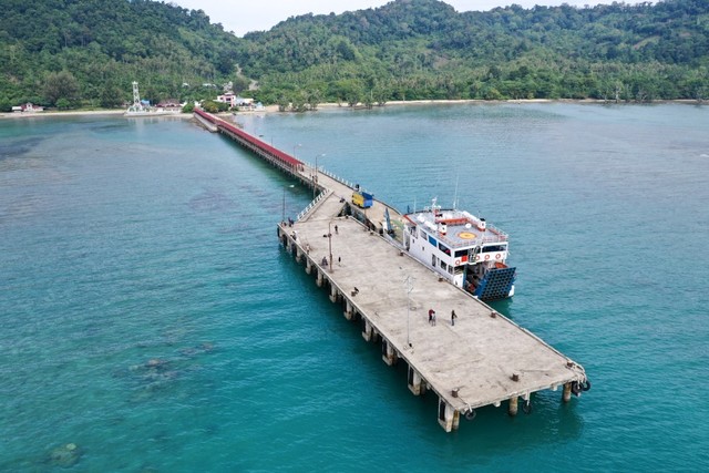 pelabuhan loamteng dekat